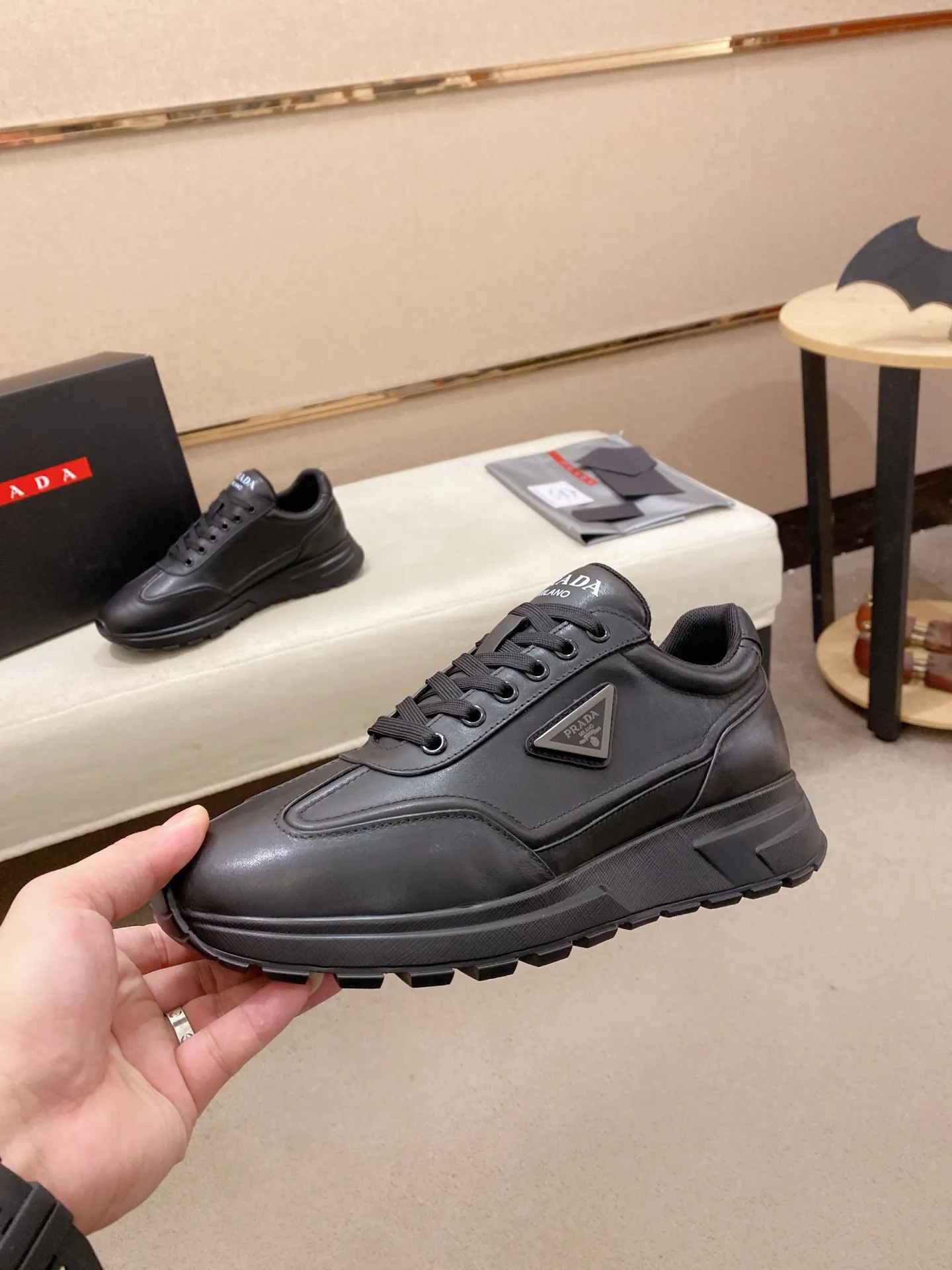 Factory price 600💰 ✔️✔️✔️High version High-quality new PRADA counters are on the market at the same time. The new men's shoes and 😘fabrics are selected from first-layer cowhide and are made by pure handicrafts. Lining: Full cowhide lining. 👍🏿 High-end ☄️ air-cushion molded anti-slip rubber outsole, exquisite lines, simple and elegant, comfortable and high-end for leisure travel. Code number: 38 to 45